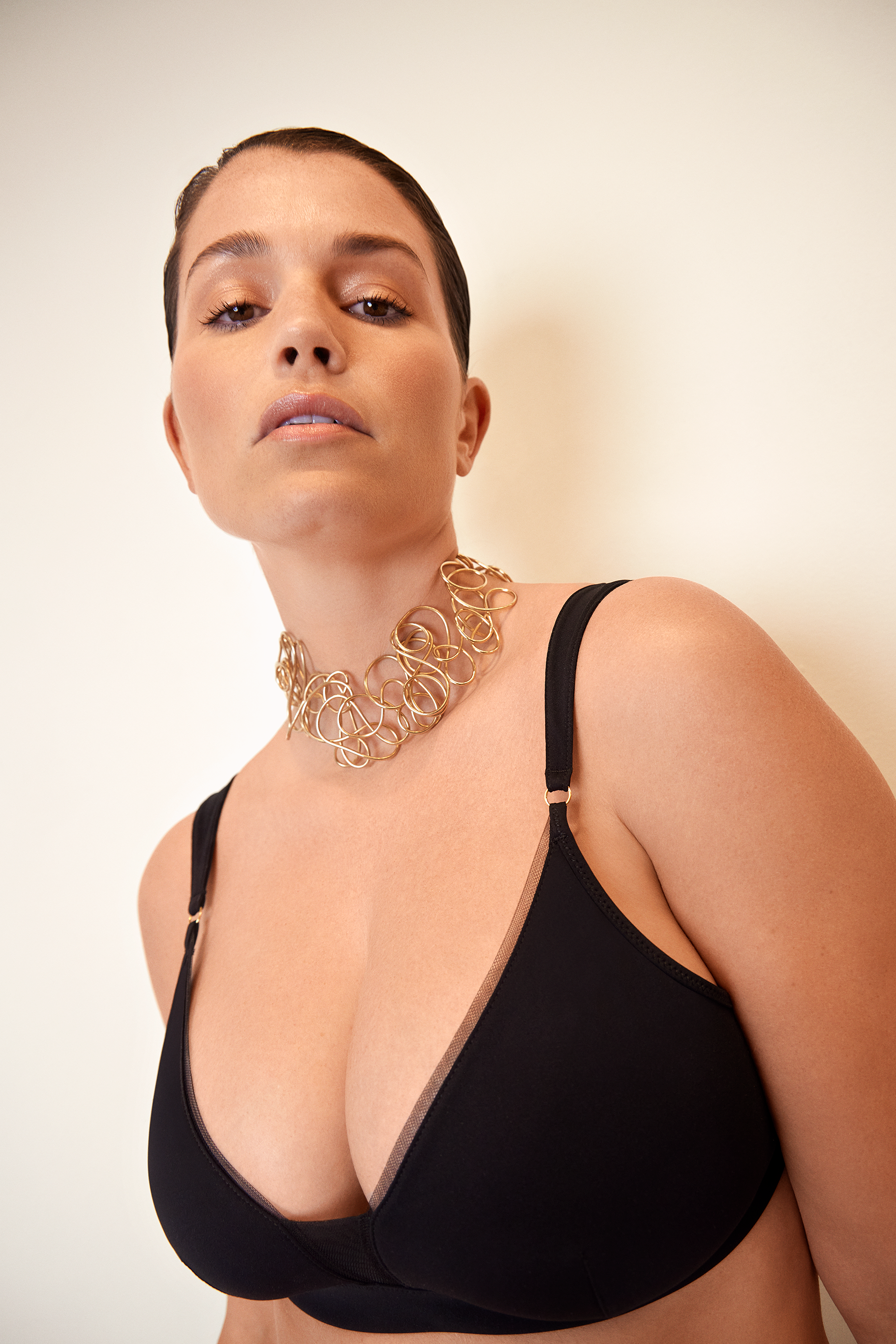 Modèle portant le soutien-gorge Amalia en fibre de ricin et tulle Italien