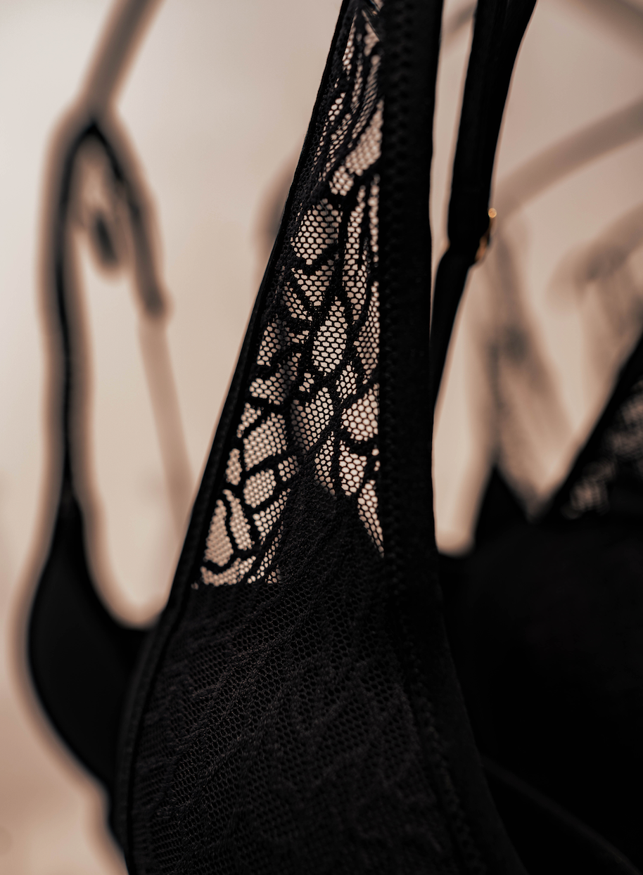 Atelier de Fabrication français Nissē perpétuant le savoir-faire corsetier traditionnel.