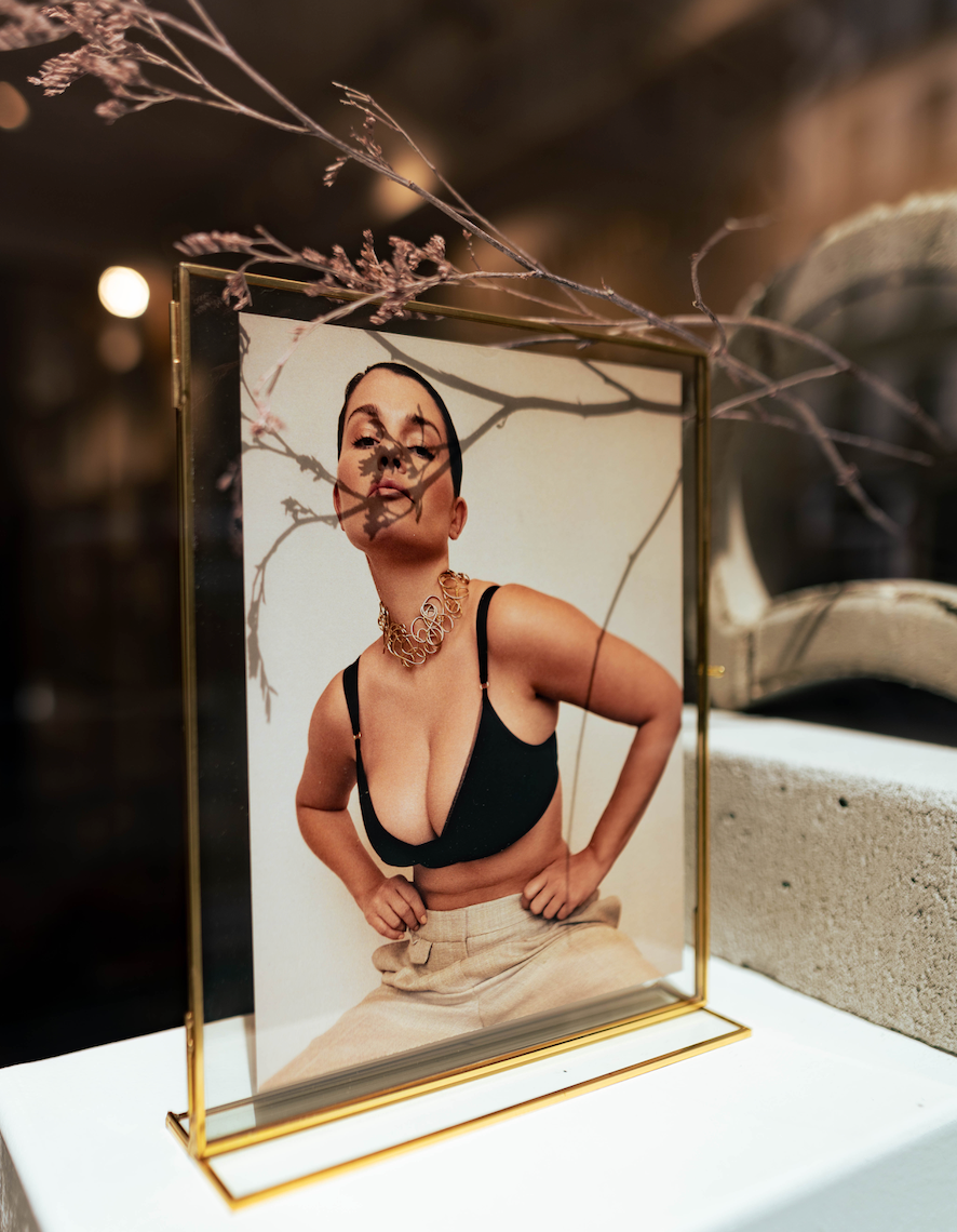 Egeries Nissē portant la collection Essentielle de lingerie éthique française.