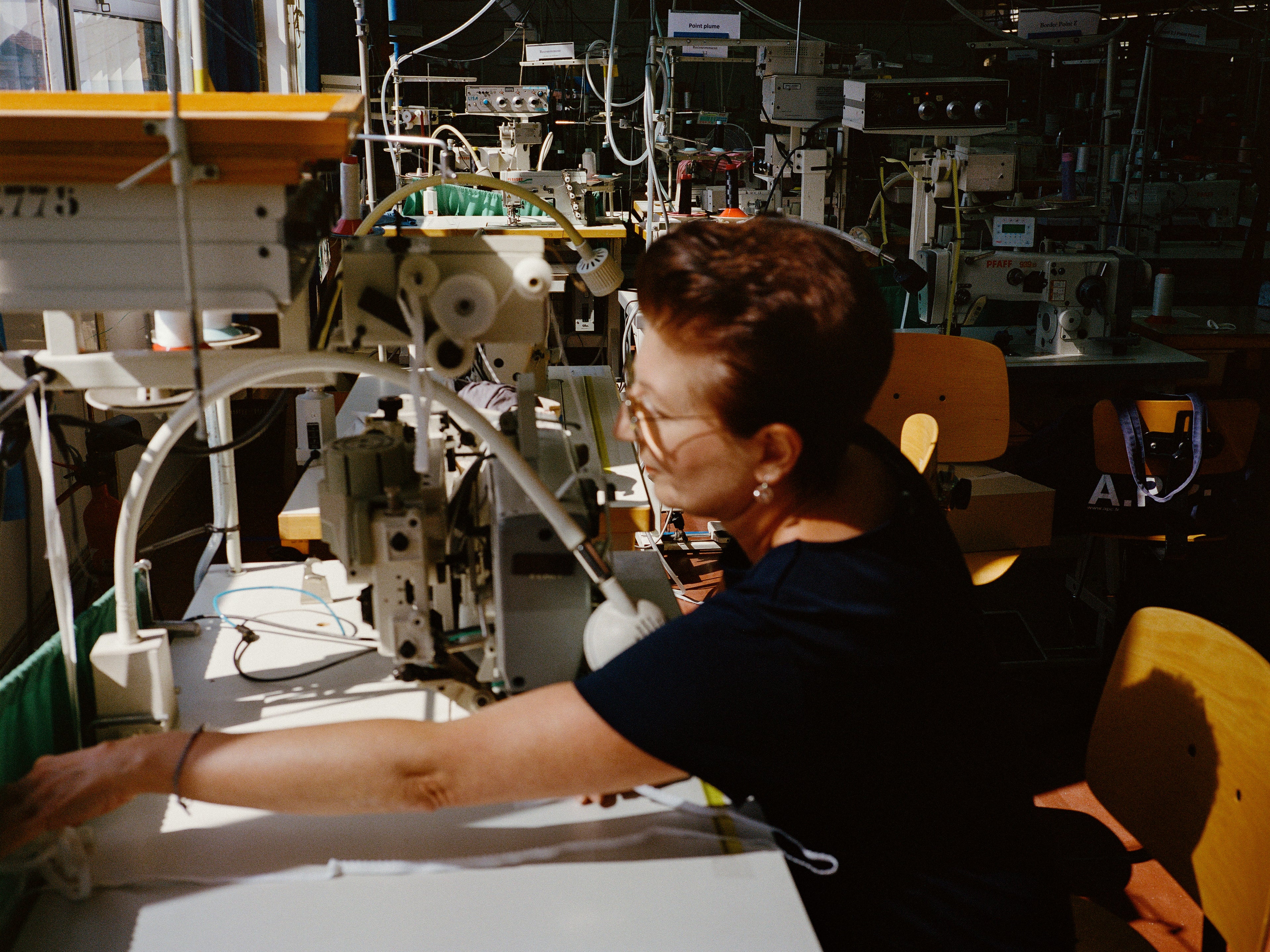Portrait d'une couturière cousant un ensemble de lingerie dans notre atelier français