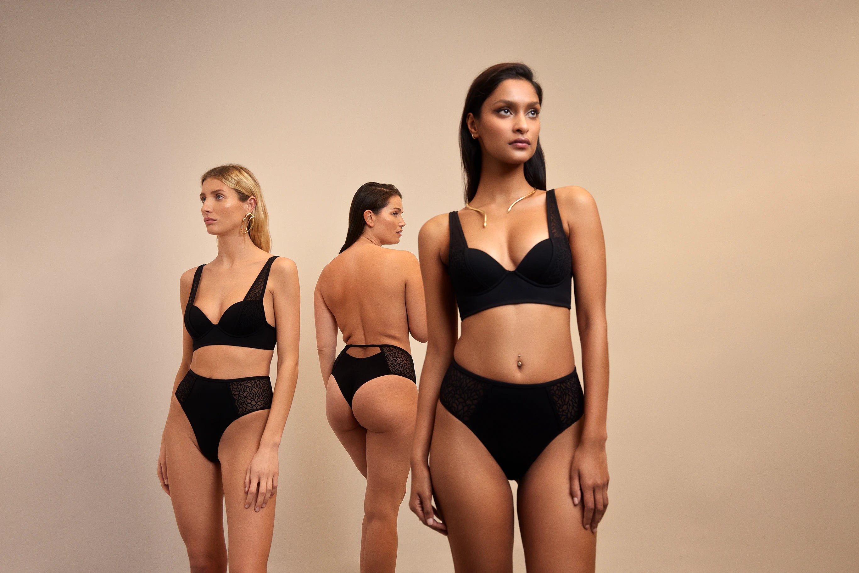 Egeries Nissē portant la collection Essentielle de lingerie éthique française.