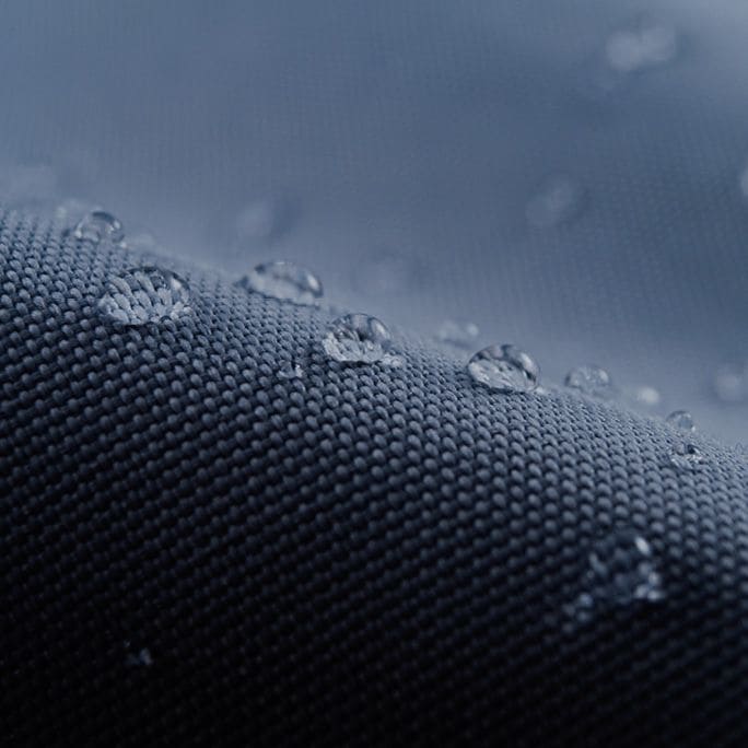 Gros plan de la fibre textile innovante utilisée pour fabriquer nos ensembles de lingerie